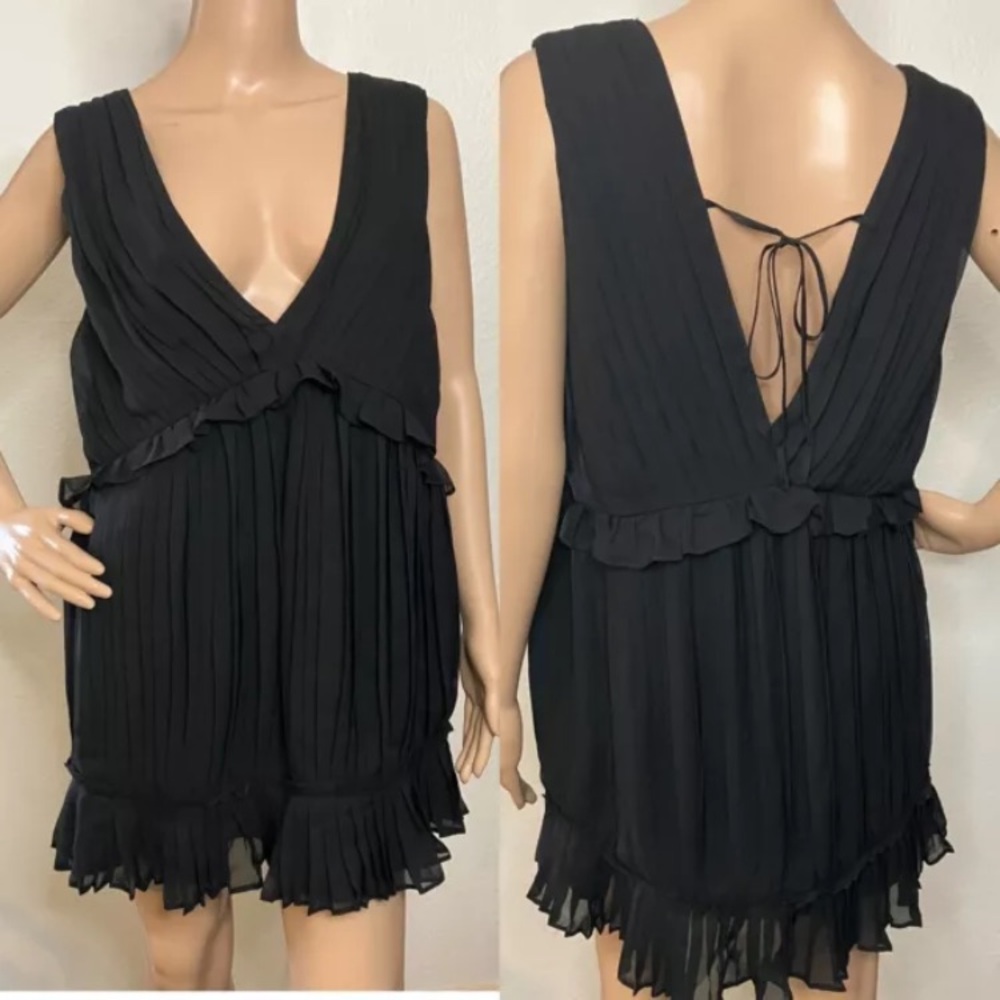 Cupcakes & Cashmere Small Dress Sleeveless Knee Length Pleated Plunge Neck Black